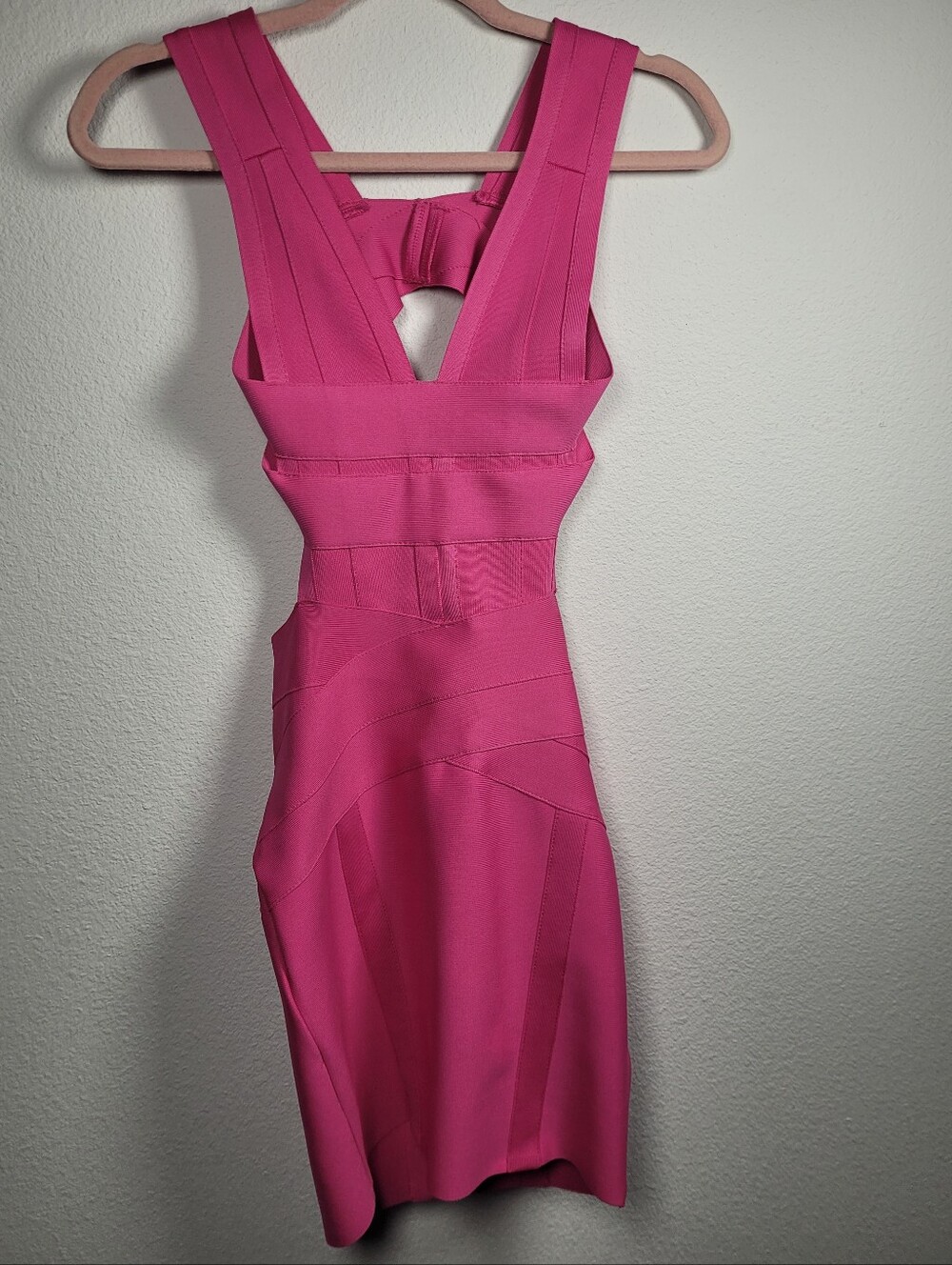 Bella Barnett Hot Pink Cutout Bandage Mini Dress V-Neck Bodycon NWT Size M - Picture 2 of 8